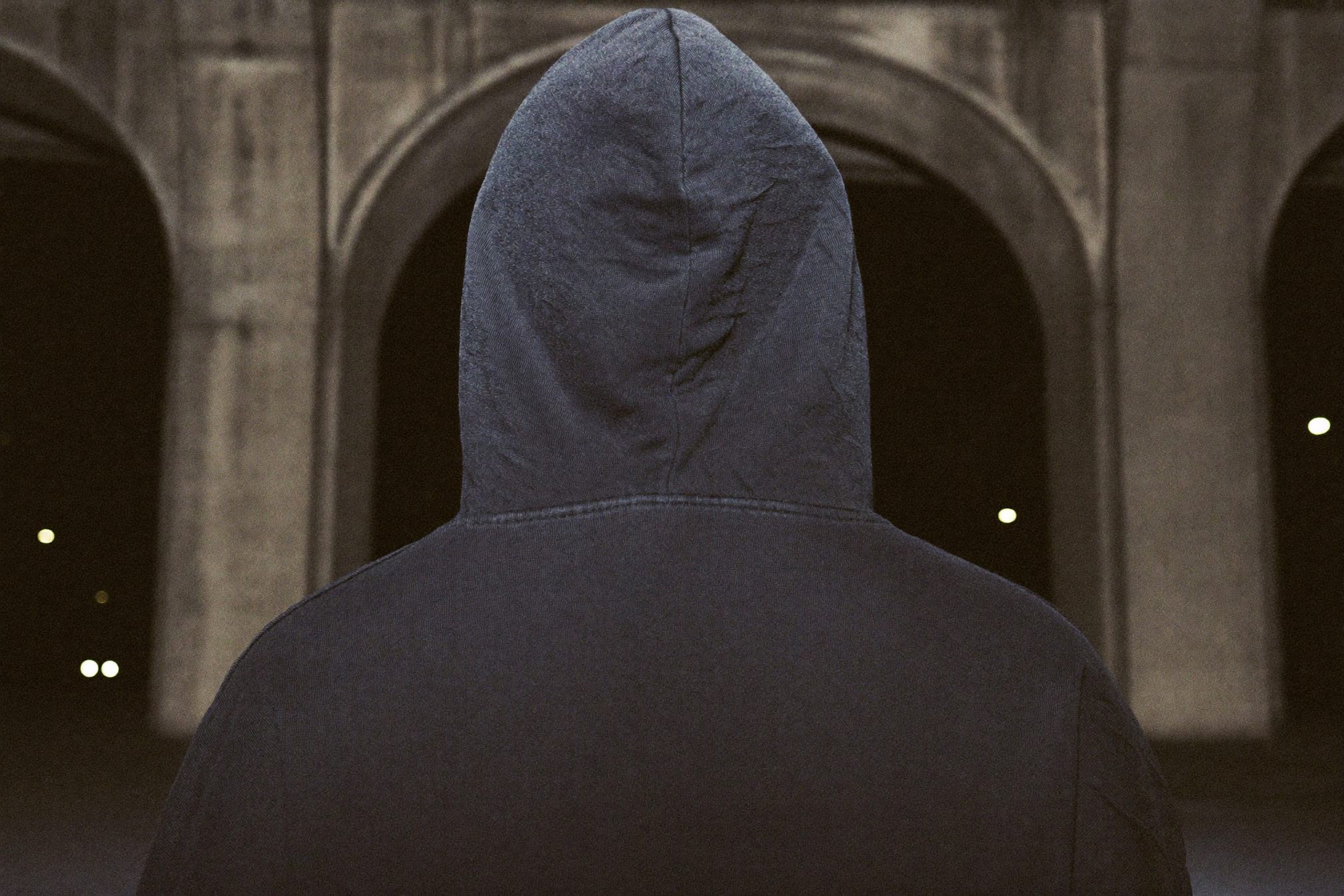 Signal look 01, hoodie onder het viaduct