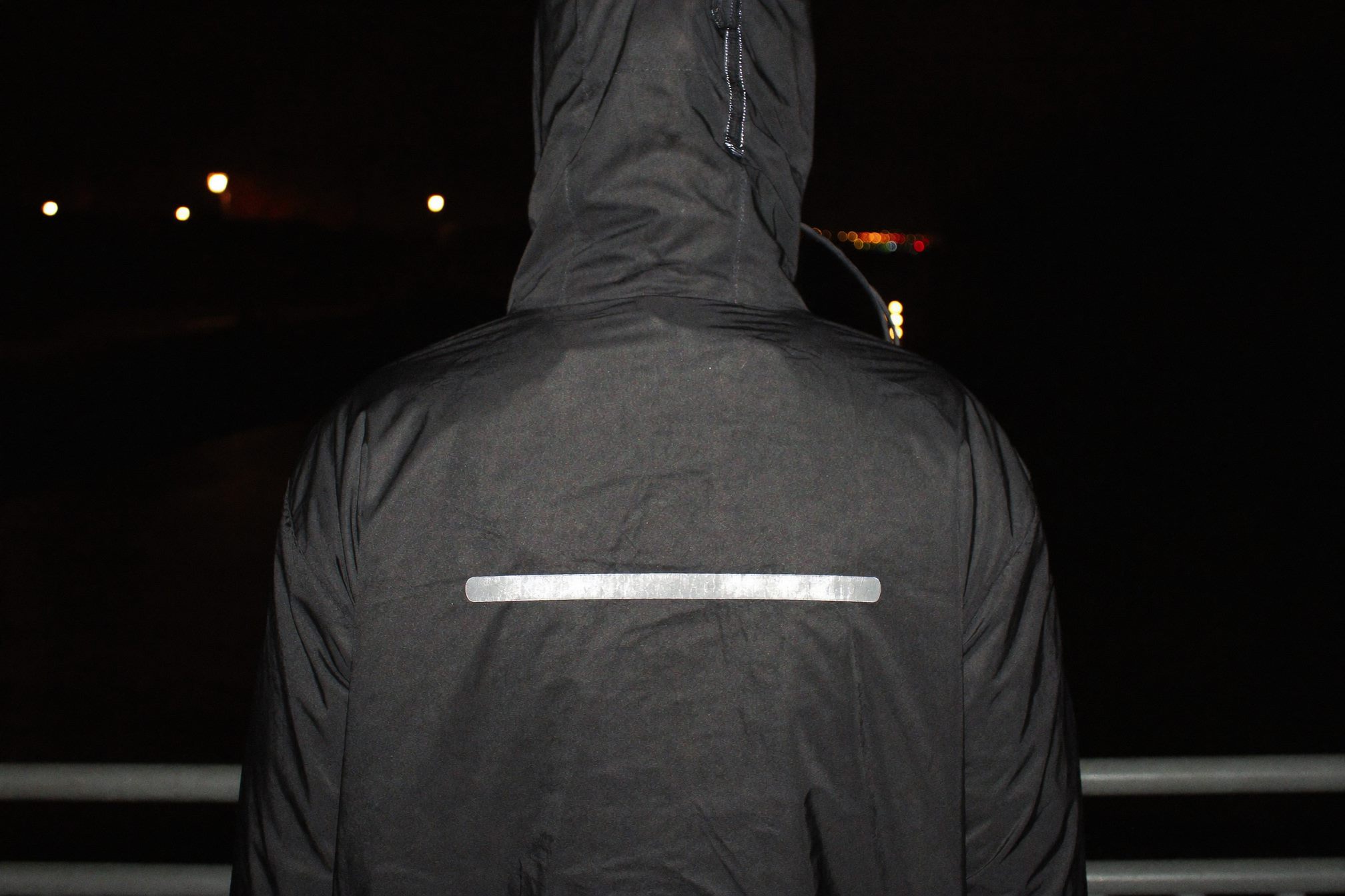Ghost look 05, outerwear op de brug in de regen