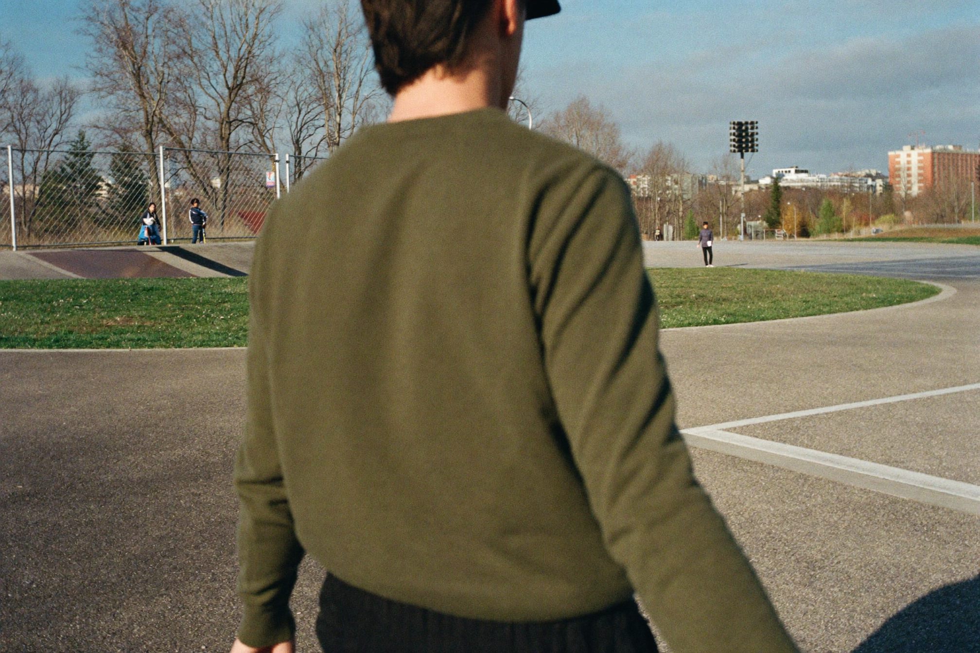 Static look 06, crew-sweater in het skatepark